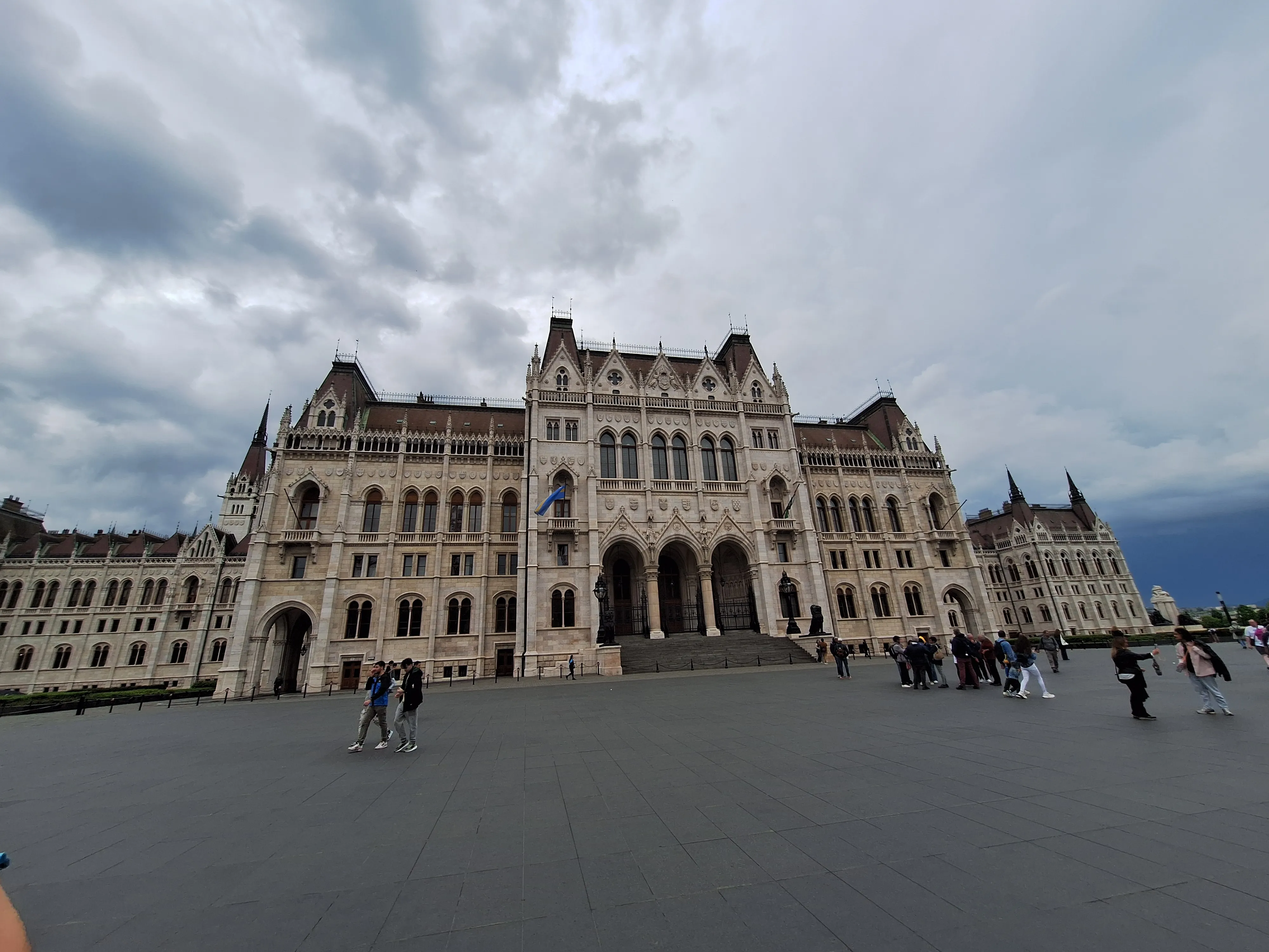 Parlament a topánky na Dunaji